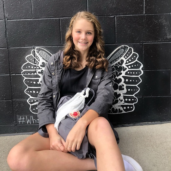 Meet your Posher, Corinne - Picture 2 of 8